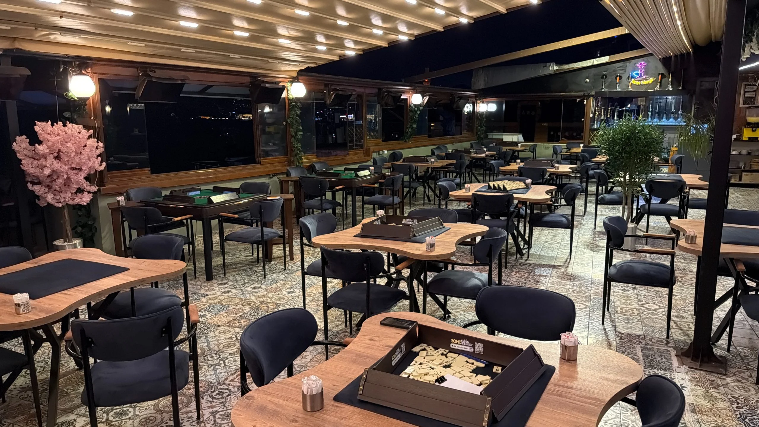 Teras Cafe &Uuml;sk&uuml;dar ferah oturma alanı