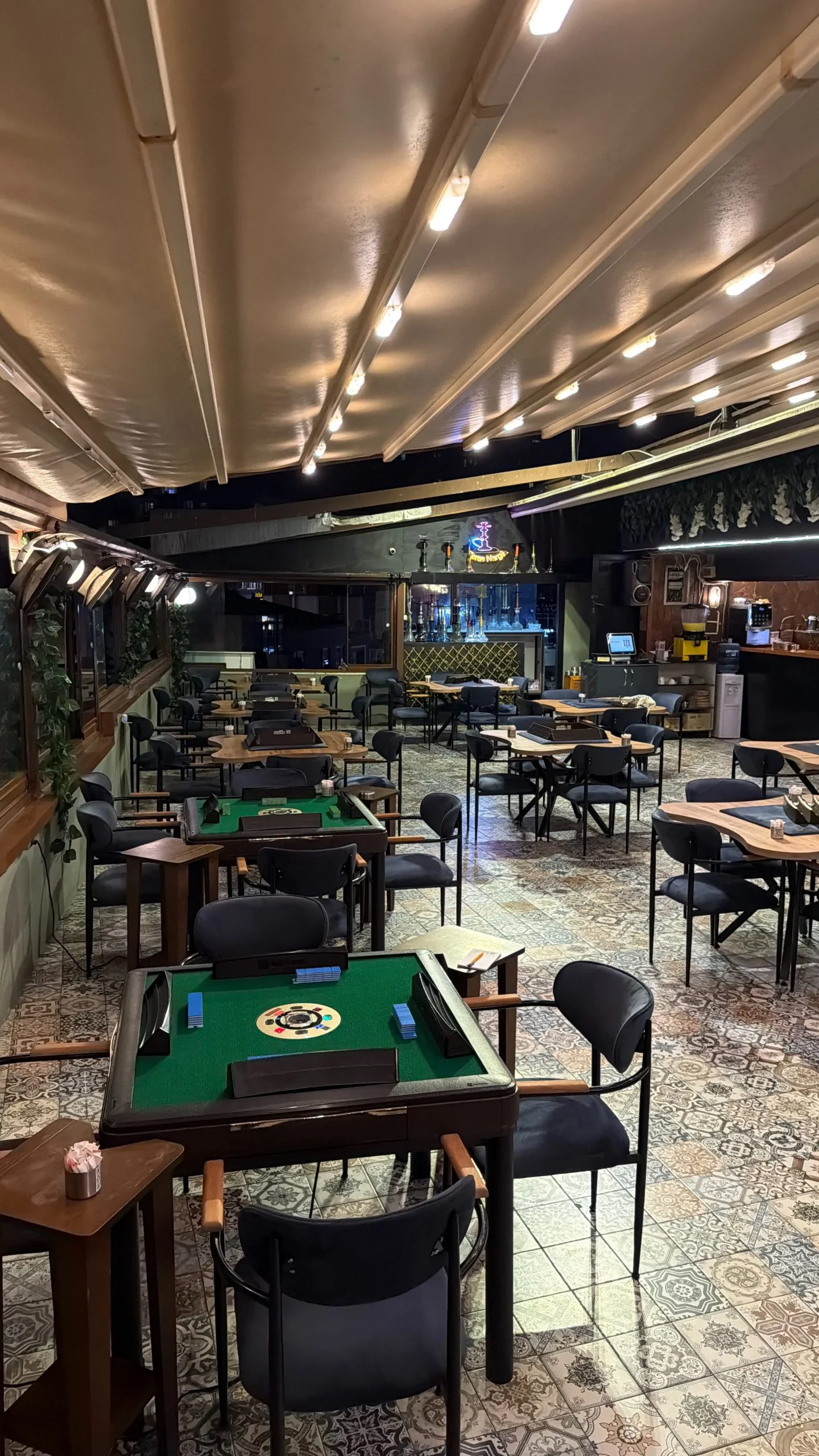 &Uuml;sk&uuml;dar Teras Cafe i&ccedil; mekan oturma alanı